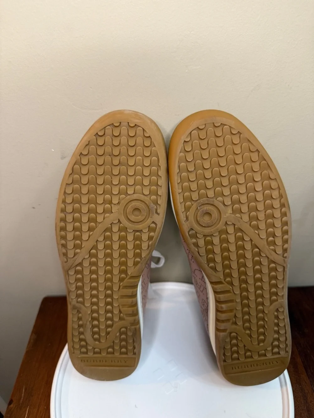 Burberry Timsbury Perforated Logo Pink
Leather Sneakers Size EU 41 - Picture 8 of 8